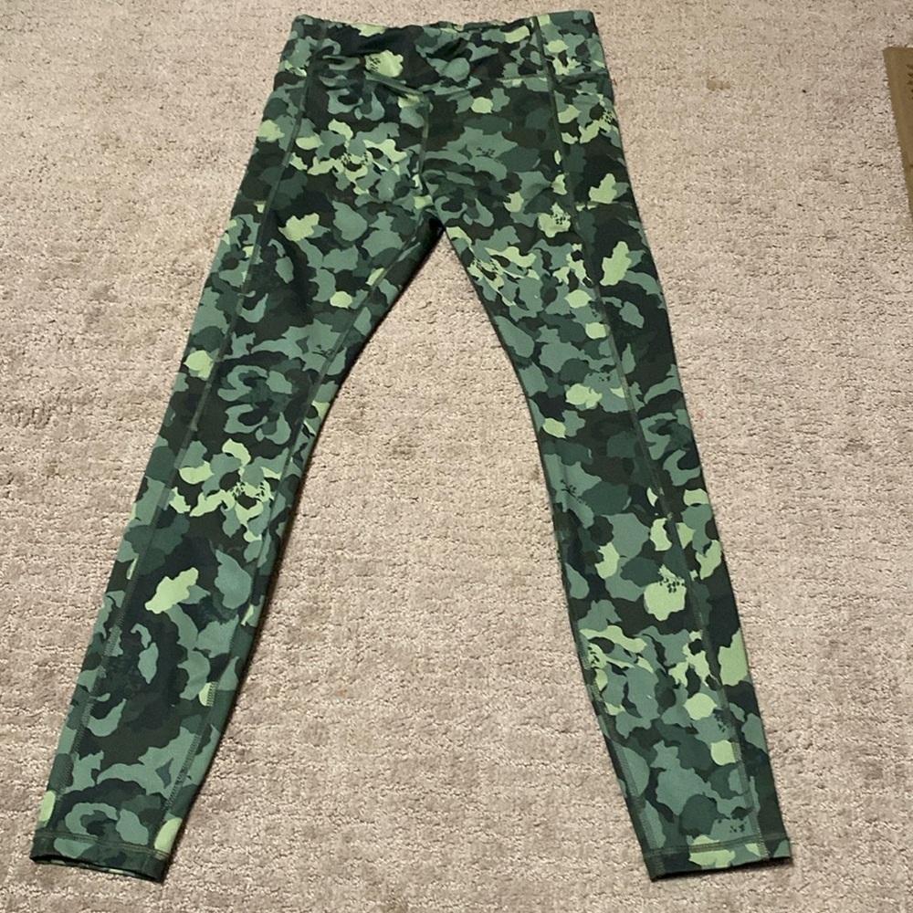 Women’s Green Camo Size Medium Like new Avia Athletic Pants Activewear